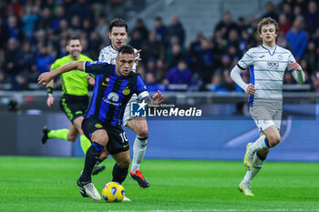 2024-02-28 - Lautaro Martinez of FC Internazionale (L) seen in action during Serie A 2023/24 football match between FC Internazionale and Atalanta BC at Giuseppe Meazza Stadium, Milan, Italy on February 28, 2024 - INTER - FC INTERNAZIONALE VS ATALANTA BC - ITALIAN SERIE A - SOCCER