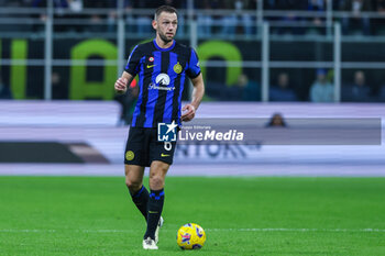 2024-02-28 - Stefan De Vrij of FC Internazionale seen in action during Serie A 2023/24 football match between FC Internazionale and Atalanta BC at Giuseppe Meazza Stadium, Milan, Italy on February 28, 2024 - INTER - FC INTERNAZIONALE VS ATALANTA BC - ITALIAN SERIE A - SOCCER