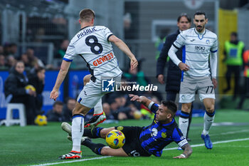 2024-02-28 - Lautaro Martinez of FC Internazionale competes for the ball with Mario Pasalic of Atalanta BC during Serie A 2023/24 football match between FC Internazionale and Atalanta BC at Giuseppe Meazza Stadium, Milan, Italy on February 28, 2024 - INTER - FC INTERNAZIONALE VS ATALANTA BC - ITALIAN SERIE A - SOCCER