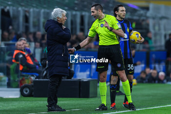 2024-02-28 - Gian Piero Gasperini Head Coach of Atalanta BC discusses with Referee Andrea Colombo during Serie A 2023/24 football match between FC Internazionale and Atalanta BC at Giuseppe Meazza Stadium, Milan, Italy on February 28, 2024 - INTER - FC INTERNAZIONALE VS ATALANTA BC - ITALIAN SERIE A - SOCCER