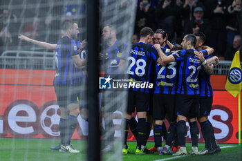 2024-02-28 - Matteo Darmian of FC Internazionale celebrates with his teammates after scoring a goal during Serie A 2023/24 football match between FC Internazionale and Atalanta BC at Giuseppe Meazza Stadium, Milan, Italy on February 28, 2024 - INTER - FC INTERNAZIONALE VS ATALANTA BC - ITALIAN SERIE A - SOCCER