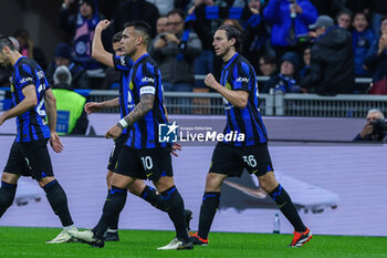 2024-02-28 - Matteo Darmian of FC Internazionale celebrates with his teammates after scoring a goal during Serie A 2023/24 football match between FC Internazionale and Atalanta BC at Giuseppe Meazza Stadium, Milan, Italy on February 28, 2024 - INTER - FC INTERNAZIONALE VS ATALANTA BC - ITALIAN SERIE A - SOCCER