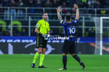 2024-02-28 - Lautaro Martinez of FC Internazionale leaves the pitch and greets the fans during Serie A 2023/24 football match between FC Internazionale and Atalanta BC at Giuseppe Meazza Stadium, Milan, Italy on February 28, 2024 - INTER - FC INTERNAZIONALE VS ATALANTA BC - ITALIAN SERIE A - SOCCER