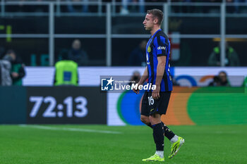 2024-02-28 - Davide Frattesi of FC Internazionale leaves the pitch injured during Serie A 2023/24 football match between FC Internazionale and Atalanta BC at Giuseppe Meazza Stadium, Milan, Italy on February 28, 2024 - INTER - FC INTERNAZIONALE VS ATALANTA BC - ITALIAN SERIE A - SOCCER