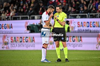 2024-01-26 - Leonardo Pavoletti of Cagliari Calcio, Andrea Colombo Arbitro, Referee - CAGLIARI CALCIO VS TORINO FC - ITALIAN SERIE A - SOCCER