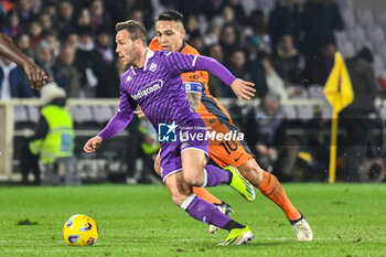 2024-01-28 - Fiorentina's Arthur hampered by Lautaro Martinez (Inter) - ACF FIORENTINA VS INTER - FC INTERNAZIONALE - ITALIAN SERIE A - SOCCER