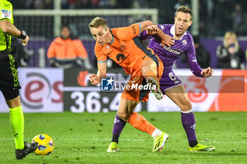 2024-01-28 - Davide Frattesi (Inter) hampered by Fiorentina's Giacomo Bonaventura - ACF FIORENTINA VS INTER - FC INTERNAZIONALE - ITALIAN SERIE A - SOCCER