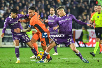 2024-01-28 - Lautaro Martinez (Inter) hampered by Fiorentina's Lucas Martinez Quarta and Fiorentina's Fabiano Parisi - ACF FIORENTINA VS INTER - FC INTERNAZIONALE - ITALIAN SERIE A - SOCCER