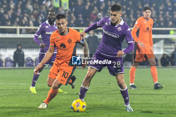 2024-01-28 - Fiorentina's Lucas Martinez Quarta hampered by Lautaro Martinez (Inter) - ACF FIORENTINA VS INTER - FC INTERNAZIONALE - ITALIAN SERIE A - SOCCER