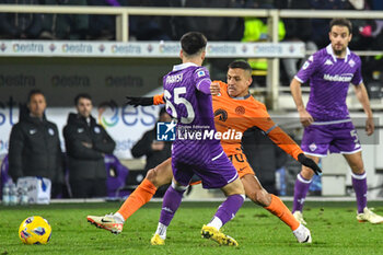 2024-01-28 - Alexis Sanchez (Inter) fights for the ball against Fiorentina's Fabiano Parisi - ACF FIORENTINA VS INTER - FC INTERNAZIONALE - ITALIAN SERIE A - SOCCER