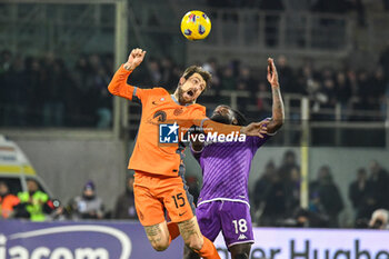 2024-01-28 - Francesco Acerbi (Inter) is fouled by Fiorentina's M'Bala Nzola - ACF FIORENTINA VS INTER - FC INTERNAZIONALE - ITALIAN SERIE A - SOCCER