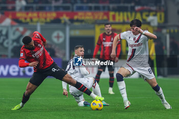 2024-01-27 - Ruben Loftus-Cheek of AC Milan competes for the ball with Giovanni Fabbian of Bologna FC competes for the ball with during Serie A 2023/24 football match between AC Milan and Bologna FC at San Siro Stadium, Milan, Italy on January 27, 2024 - AC MILAN VS BOLOGNA FC - ITALIAN SERIE A - SOCCER