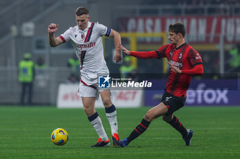 2024-01-27 - Matteo Gabbia of AC Milan competes for the ball with Lewis Ferguson of Bologna FC during Serie A 2023/24 football match between AC Milan and Bologna FC at San Siro Stadium, Milan, Italy on January 27, 2024 - AC MILAN VS BOLOGNA FC - ITALIAN SERIE A - SOCCER