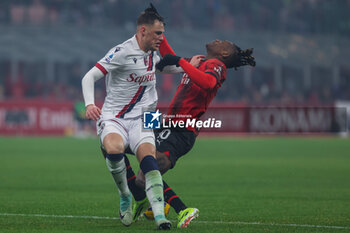 2024-01-27 - Rafael Leao of AC Milan competes for the ball with Sam Beukema of Bologna FC during Serie A 2023/24 football match between AC Milan and Bologna FC at San Siro Stadium, Milan, Italy on January 27, 2024 - AC MILAN VS BOLOGNA FC - ITALIAN SERIE A - SOCCER