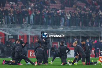 2024-01-27 - Stefano Pioli Head Coach of AC Milan talks to his players during Serie A 2023/24 football match between AC Milan and Bologna FC at San Siro Stadium, Milan, Italy on January 27, 2024 - AC MILAN VS BOLOGNA FC - ITALIAN SERIE A - SOCCER