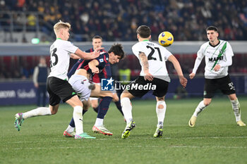2024-02-03 - Giovanni Fabbian (Bologna FC) fighting between Sassuolo defenders - BOLOGNA FC VS US SASSUOLO - ITALIAN SERIE A - SOCCER