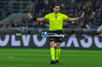 2024-02-04 - Referee Fabio Maresca gestures during Serie A 2023/24 football match between FC Internazionale and Juventus FC at Giuseppe Meazza Stadium, Milan, Italy on February 04, 2024 - INTER - FC INTERNAZIONALE VS JUVENTUS FC - ITALIAN SERIE A - SOCCER