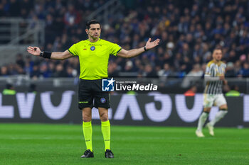 2024-02-04 - Referee Fabio Maresca seen in action during Serie A 2023/24 football match between FC Internazionale and Juventus FC at Giuseppe Meazza Stadium, Milan, Italy on February 04, 2024 - INTER - FC INTERNAZIONALE VS JUVENTUS FC - ITALIAN SERIE A - SOCCER