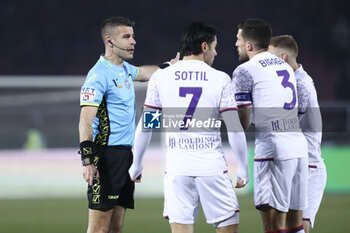 2024-02-02 - Cristiano Biraghi (ACF Fiorentina) blames with ref Antonio Giua - US LECCE VS ACF FIORENTINA - ITALIAN SERIE A - SOCCER