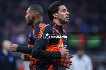 2024-02-11 - Giovanni Simeone of SSC Napoli warms up during Serie A 2023/24 football match between AC Milan and SSC Napoli at San Siro Stadium, Milan, Italy on February 11, 2024 - AC MILAN VS SSC NAPOLI - ITALIAN SERIE A - SOCCER