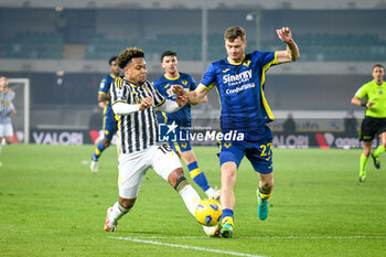 2024-02-17 - Juventus's Weston McKennie in action against Verona's Pawel Dawidowicz - HELLAS VERONA FC VS JUVENTUS FC - ITALIAN SERIE A - SOCCER