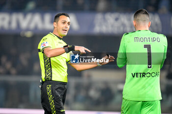 2024-02-17 - The referee of the match Marco Di Bello talks to Verona's Lorenzo Montipo' - HELLAS VERONA FC VS JUVENTUS FC - ITALIAN SERIE A - SOCCER