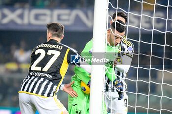 2024-02-17 - Verona's Lorenzo Montipo' doesn't give the ball to Juventus's Dusan Vlahovic after scoring - HELLAS VERONA FC VS JUVENTUS FC - ITALIAN SERIE A - SOCCER