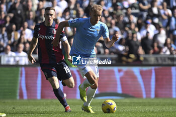 2024-02-18 - Lewis Ferguson of Bologna F.C. and Gustav Isaksen of S.S. Lazio during the 25th day of the Serie A Championship between S.S. Lazio vs Bologna F.C. 1909, 18 February 2024 at the Olympic Stadium in Rome. - SS LAZIO VS BOLOGNA FC - ITALIAN SERIE A - SOCCER
