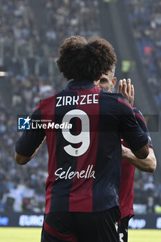2024-02-18 - Joshua Zirkzee of Bologna F.C. celebrates with team mates after scoring the goal of 1-2 during the 25th day of the Serie A Championship between S.S. Lazio vs Bologna F.C. 1909, 18 February 2024 at the Olympic Stadium in Rome. - SS LAZIO VS BOLOGNA FC - ITALIAN SERIE A - SOCCER