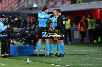 2024-02-23 - change referee for Abisso injury Camplone enters - BOLOGNA FC VS HELLAS VERONA FC - ITALIAN SERIE A - SOCCER