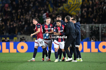 2024-02-23 - Thiago Motta celebrating his players group after Giovanni Fabbian's goal - BOLOGNA FC VS HELLAS VERONA FC - ITALIAN SERIE A - SOCCER