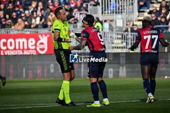 2024-02-25 - Luca Pairetto, Arbitro, Referee, Gianluca Lapadula of Cagliari Calcio - CAGLIARI CALCIO VS SSC NAPOLI - ITALIAN SERIE A - SOCCER
