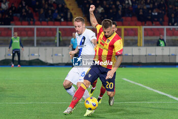 2024-02-25 - Ylber Ramadani of US Lecce in action against Davide Frattesi of FC Inter - US LECCE VS INTER - FC INTERNAZIONALE - ITALIAN SERIE A - SOCCER