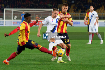 2024-02-25 - Davide Frattesi of FC Inter in action against Lameck Banda of US Lecce and Ylber Ramadani of US Lecce - US LECCE VS INTER - FC INTERNAZIONALE - ITALIAN SERIE A - SOCCER