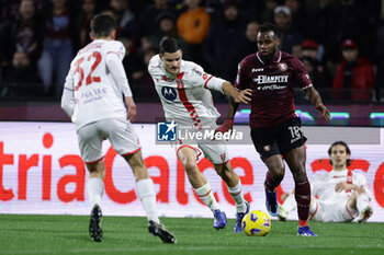 2024-02-24 - Salernitana's Malian midfielder Lassana Coulibaly challenges for the ball with Monza’s Argentinian forward Valentin Carboni during the Serie A football match between Unione Sportiva Salernitana vs Monza at the Arechi Stadium in Salerno on February 24, 2024. - US SALERNITANA VS AC MONZA - ITALIAN SERIE A - SOCCER