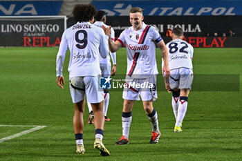 2024-03-03 - Lewis Ferguson (Bologna Fc) celebrated by Joshua Zirkzee (Bologna Fc) - ATALANTA BC VS BOLOGNA FC - ITALIAN SERIE A - SOCCER