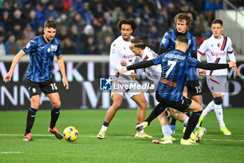 2024-03-03 - Teun Koopmeiners (Atalanta Bc) penalty foul on Alexis Saelemaekers (Bologna FC) - ATALANTA BC VS BOLOGNA FC - ITALIAN SERIE A - SOCCER