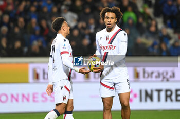 2024-03-03 - Dan Ndoye (Bologna Fc) gave the ball to joshua Zirkzee (Bologna FC) for the penalty kick - ATALANTA BC VS BOLOGNA FC - ITALIAN SERIE A - SOCCER
