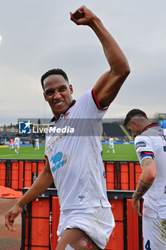 2024-03-03 - Cagliari Calcio's defender Jerry Mina celebrates the victory - EMPOLI FC VS CAGLIARI CALCIO - ITALIAN SERIE A - SOCCER