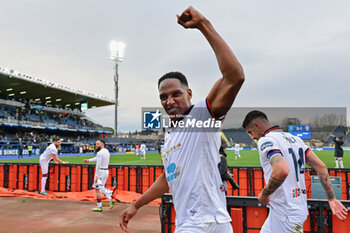 2024-03-03 - Cagliari Calcio's defender Jerry Mina celebrates the victory - EMPOLI FC VS CAGLIARI CALCIO - ITALIAN SERIE A - SOCCER