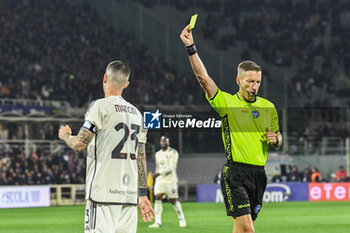 2024-03-10 - Referee Davide Massa showes yellow card to Gianluca Mancini (Roma) - ACF FIORENTINA VS AS ROMA - ITALIAN SERIE A - SOCCER