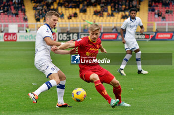 2024-03-10 - Pontus Almqvist of US Lecce in action against Darko Lazovic of Hellas Verona - US LECCE VS HELLAS VERONA FC - ITALIAN SERIE A - SOCCER