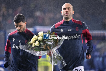 2024-03-15 - Bologna FC's defender Lorenzo De Silvestri and Bologna FC's forward Riccardo Orsolini with flowers for the tragedy of a woman and her three children who died in a fire in their flat in Bologna - EMPOLI FC VS BOLOGNA FC - ITALIAN SERIE A - SOCCER