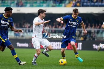 2024-03-17 - Verona's Pawel Dawidowicz hindered by Milan's Christian Pulisic - HELLAS VERONA FC VS AC MILAN - ITALIAN SERIE A - SOCCER