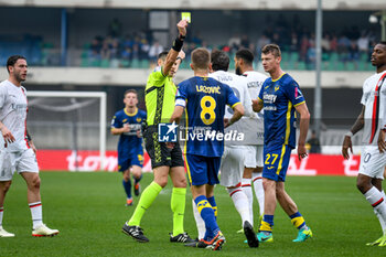 2024-03-17 - The referee of the match Maurizio Mariani shows yellow card to Milan's Theo Hernandez after celebrating his goal - HELLAS VERONA FC VS AC MILAN - ITALIAN SERIE A - SOCCER