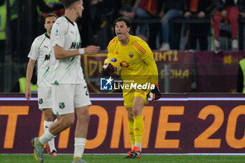 2024-03-17 - Mile Svilar (AS Roma);  during the Italian Football Championship League A 2023/2024 match between AS Roma vs US Sassuolo at the Olimpic Stadium in Rome on 17 March  2024. - AS ROMA VS US SASSUOLO - ITALIAN SERIE A - SOCCER