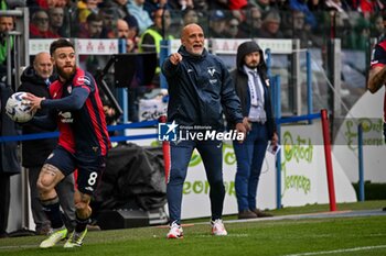 2024-04-01 - Marco Baroni Mister of Hellas Verona FC - CAGLIARI CALCIO VS HELLAS VERONA FC - ITALIAN SERIE A - SOCCER
