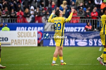 2024-04-01 - Federico Bonazzoli of Hellas Verona FC, Esultanza, Joy After scoring goal, - CAGLIARI CALCIO VS HELLAS VERONA FC - ITALIAN SERIE A - SOCCER