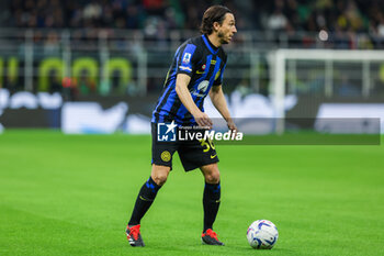 2024-04-01 - Matteo Darmian of FC Internazionale seen in action during Serie A 2023/24 football match between FC Internazionale and Empoli FC at Giuseppe Meazza Stadium, Milan, Italy on April 01, 2024 - INTER - FC INTERNAZIONALE VS EMPOLI FC - ITALIAN SERIE A - SOCCER