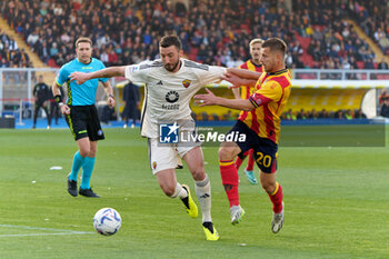 2024-04-01 - Bryan Cristante of AS Roma in action against Ylber Ramadani of US Lecce - US LECCE VS AS ROMA - ITALIAN SERIE A - SOCCER
